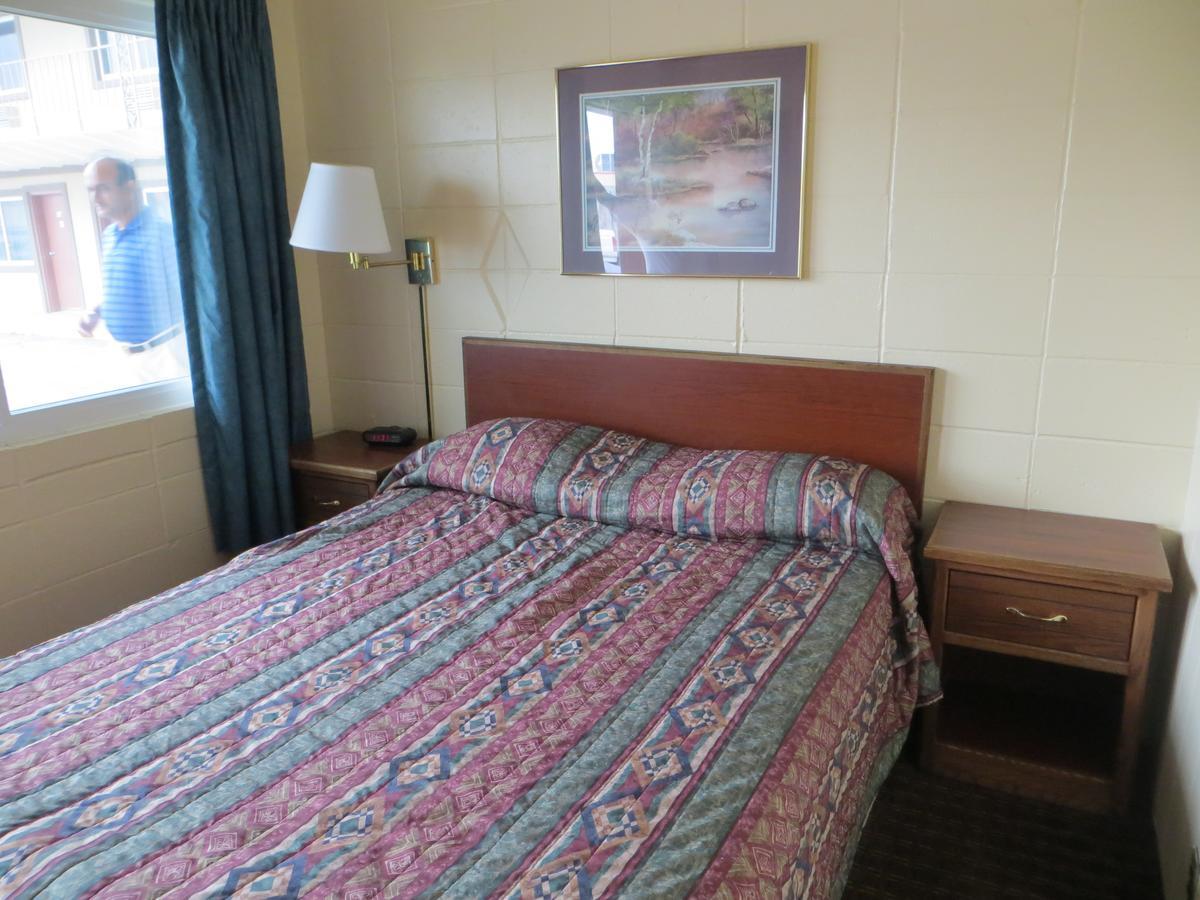 Deluxe Inn/Extended Stay - Council Bluffs Carter Lake Room photo